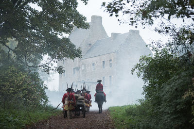 OUTLANDER_-_S1X02_CASTLE_LEOCH_STILLS_003.jpg