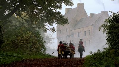 OUTLANDER_-_E1X02_CASTLE_LEOCH_0103.jpg