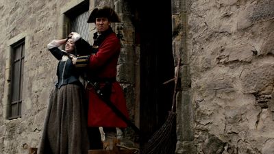 OUTLANDER_-_E1X02_CASTLE_LEOCH_0138.jpg