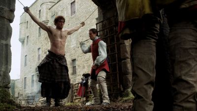 OUTLANDER_-_E1X02_CASTLE_LEOCH_0360.jpg