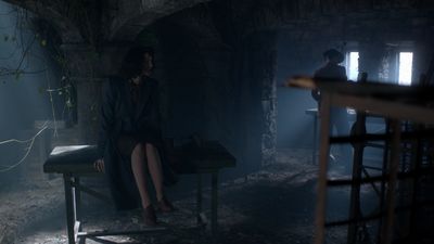 OUTLANDER_-_E1X02_CASTLE_LEOCH_0758.jpg