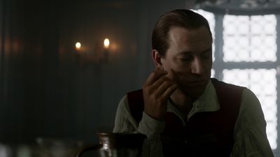 OUTLANDER_-_E1X06_THE_GARRISON_COMMANDER_1400.jpg