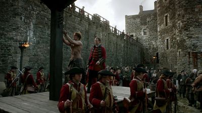 OUTLANDER_-_E1X06_THE_GARRISON_COMMANDER_1964.jpg