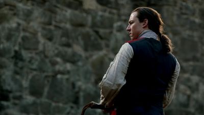 OUTLANDER_-_E1X06_THE_GARRISON_COMMANDER_2018.jpg