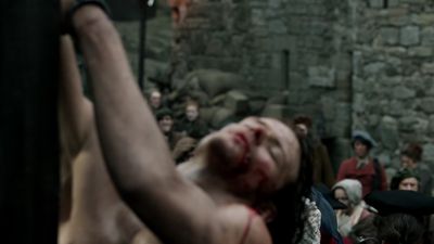 OUTLANDER_-_E1X06_THE_GARRISON_COMMANDER_2440.jpg
