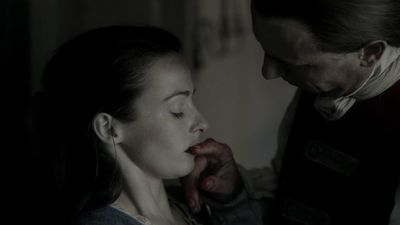OUTLANDER_-_E1X12_LALLYBROCH_0110.jpg
