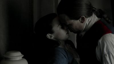 OUTLANDER_-_E1X12_LALLYBROCH_0217.jpg