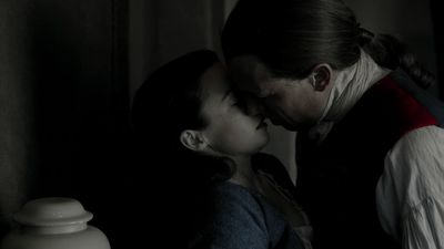 OUTLANDER_-_E1X12_LALLYBROCH_0218.jpg