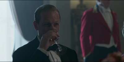 THE_CROWN_-_E3X01_OLDING_151.jpg