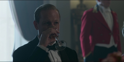 THE_CROWN_-_E3X01_OLDING_152.jpg