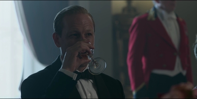 THE_CROWN_-_E3X01_OLDING_153.jpg