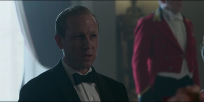 THE_CROWN_-_E3X01_OLDING_157.jpg