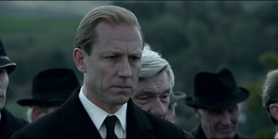 THE_CROWN_-_E3X03_ABERFAN_140.jpg