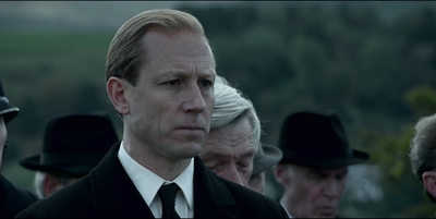 THE_CROWN_-_E3X03_ABERFAN_160.jpg