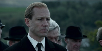 THE_CROWN_-_E3X03_ABERFAN_161.jpg