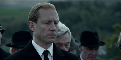 THE_CROWN_-_E3X03_ABERFAN_169.jpg
