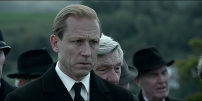 THE_CROWN_-_E3X03_ABERFAN_200.jpg