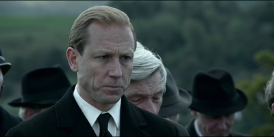 THE_CROWN_-_E3X03_ABERFAN_225.jpg