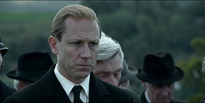 THE_CROWN_-_E3X03_ABERFAN_230.jpg